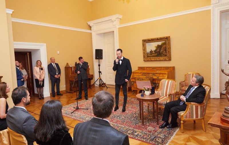 Παρασημοφόρηση του Έλληνα μαέστρου Θ. ΚΟΥΡΕΝΤΖΗ